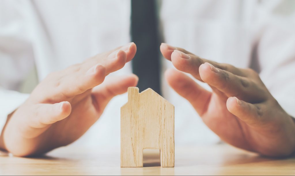 Construtores de casas licenciadas vs. seguradas: as principais diferenças explicadas