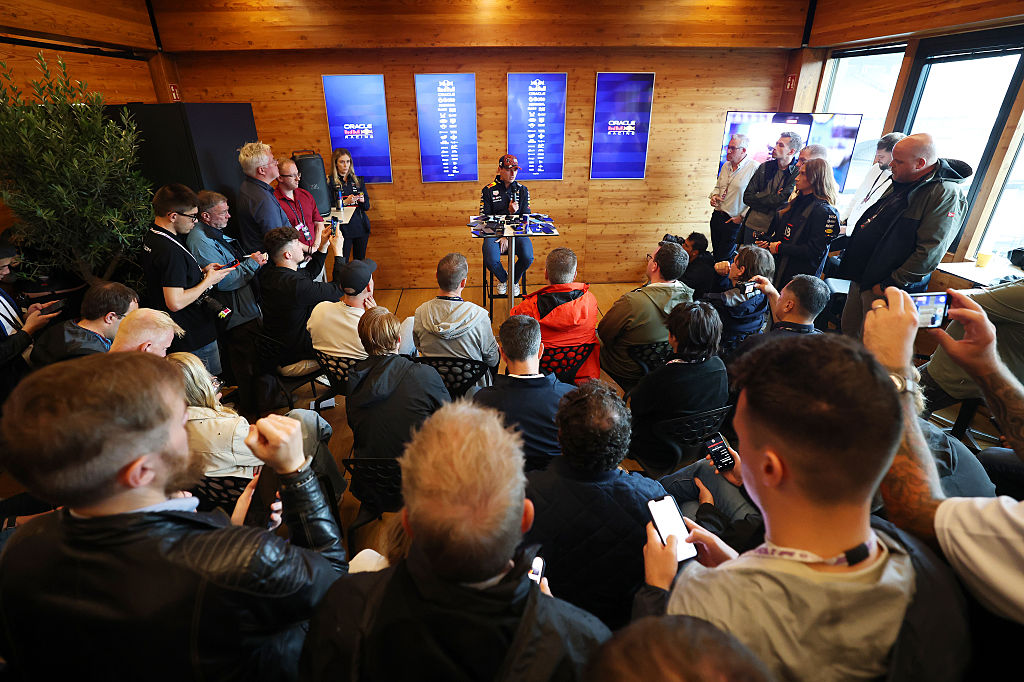 Verstappen pondera a era pós-horner de Red Bull