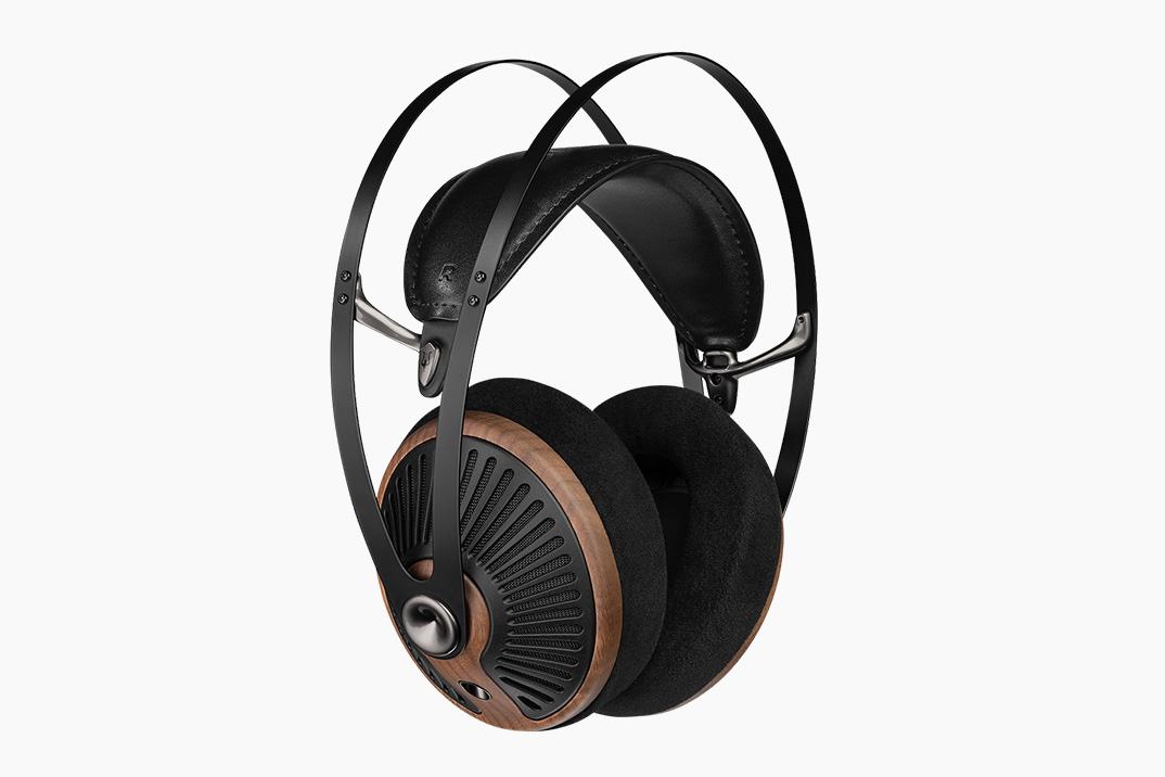 Os fones de ouvido SILVA de meze de camada média 105 têm um design aberto com charme de meados do século