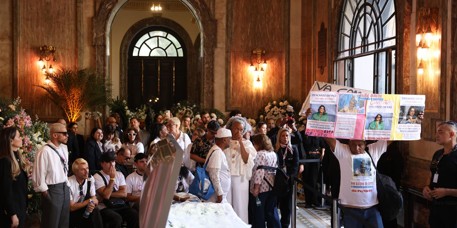 Fãs despedem-se de Preta Gil em velório no Theatro Municipal no RJ