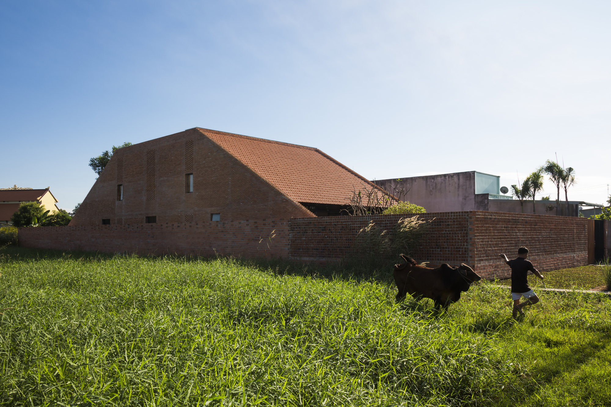 Tradição em Clay: exploração arquitetônica do Vietnã com ladrilhos tradicionais