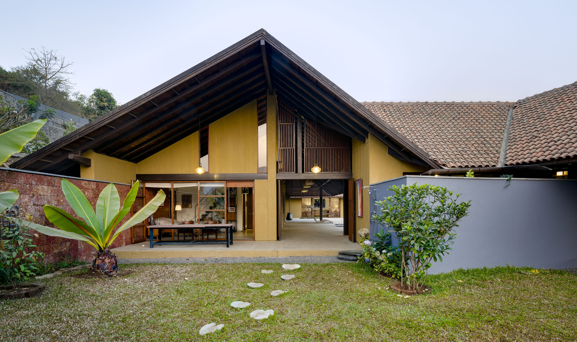 Casa nos arquitetos de Panshet / Opolis