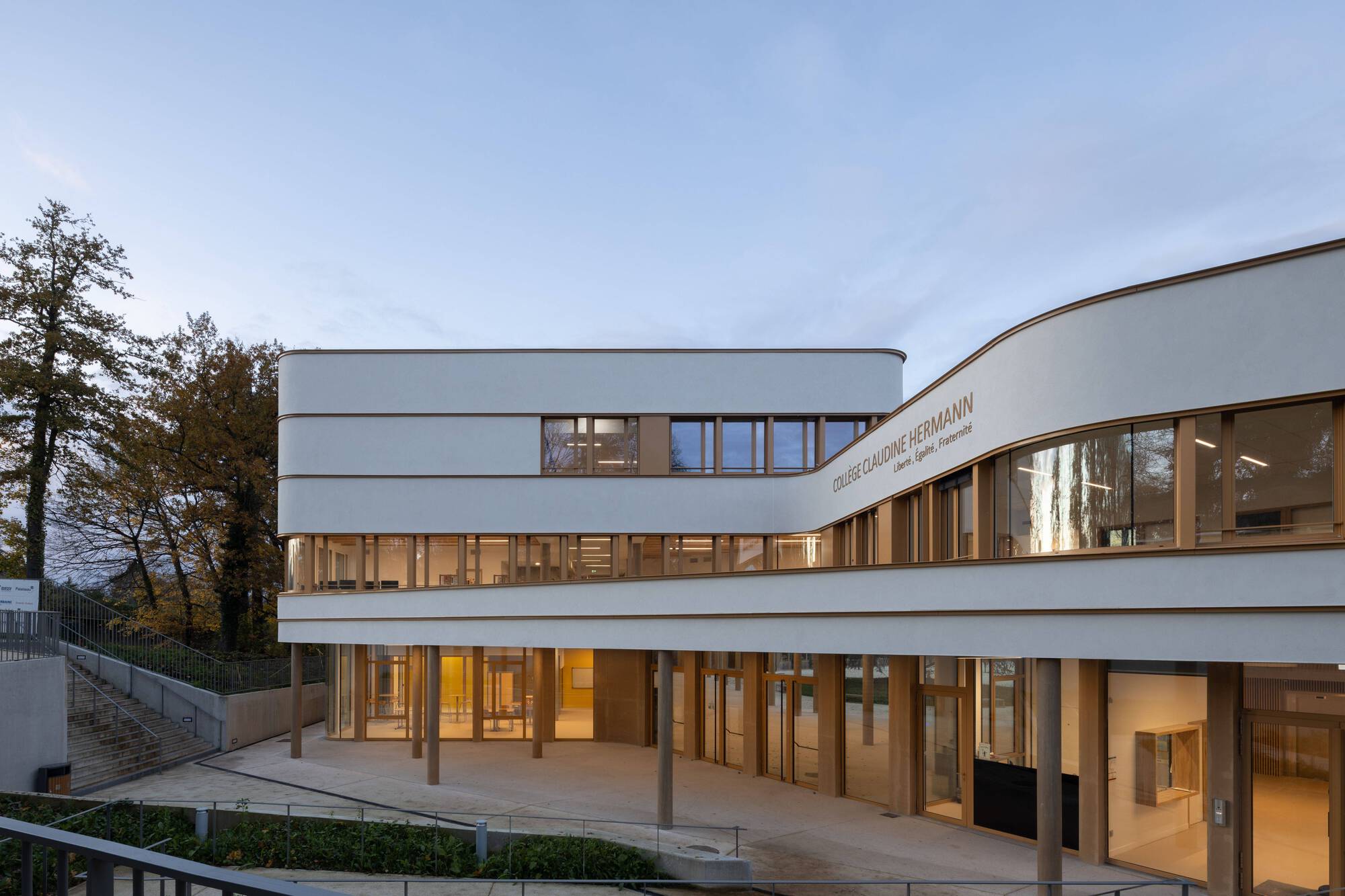 Escola Secundária Claudine Hermann / Ameller Dubois