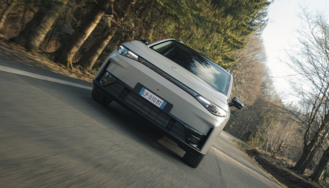 SUV elétrico chinês acessível recebendo 436kW de carro-roda nas quatro rodas