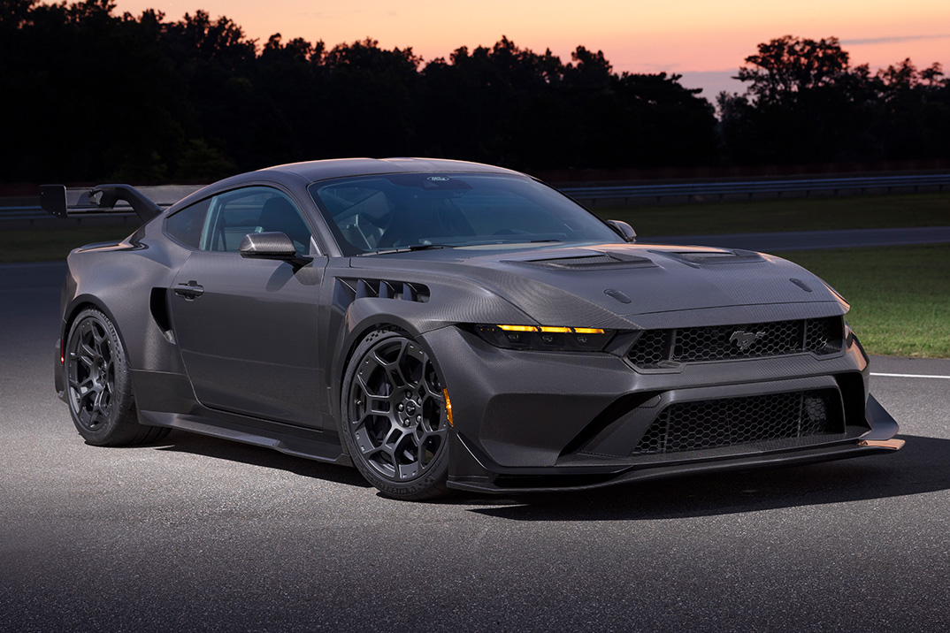 Ford retira a tinta para este carro de corrida líquido de carbono líquido de 815hp Mustang GTD
