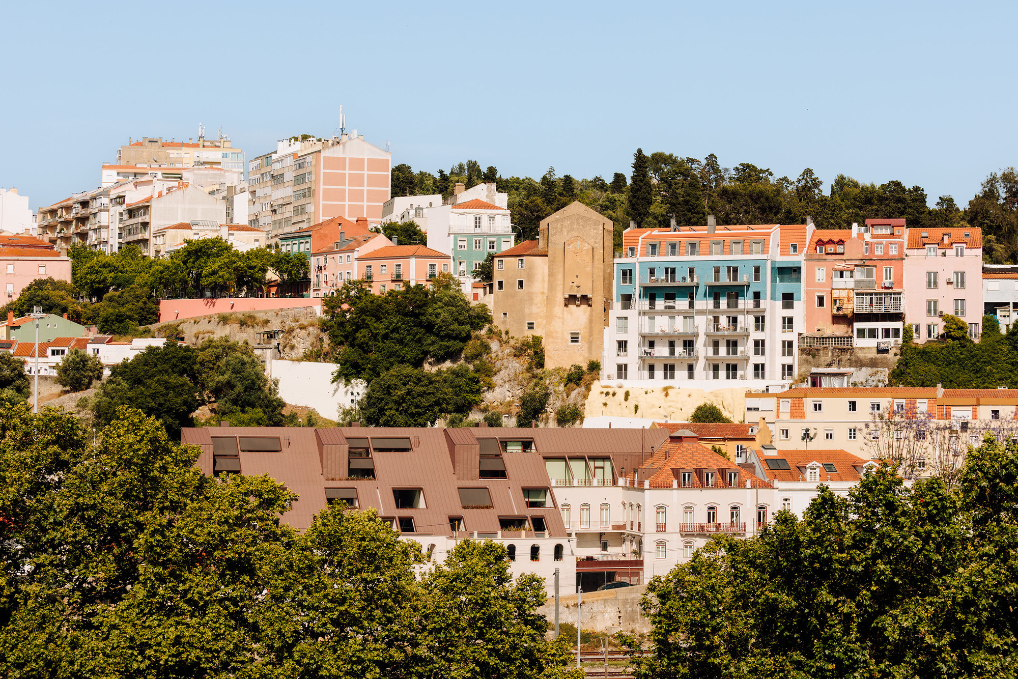 Montisnava Residential Building / António Costa Lima Arquitectos