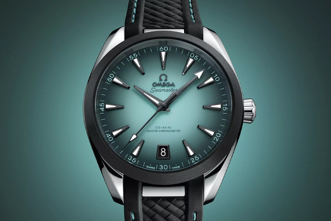 Omega revisita o gradiente turquesa Aqua Terra neste verão, trocando seu painel de aço por cerâmica