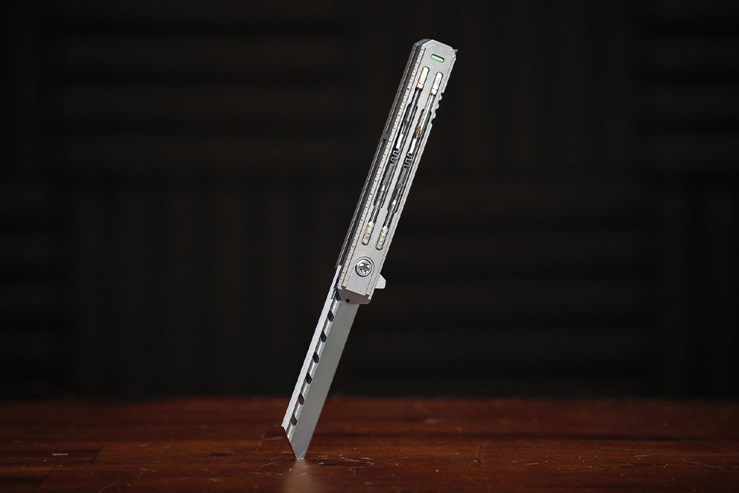 O primeiro multi-tool de Hacksmith é o Smith de 21 funções com uma lâmina de aço M390