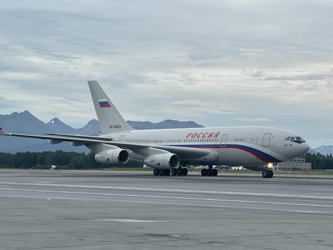 Ilyushin IL-96 terras em Anchorage antes da cúpula de alto perfil