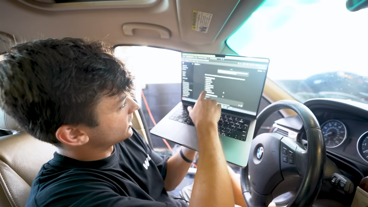 O homem usou a IA para gerar uma música personalizada para seu BMW 335i