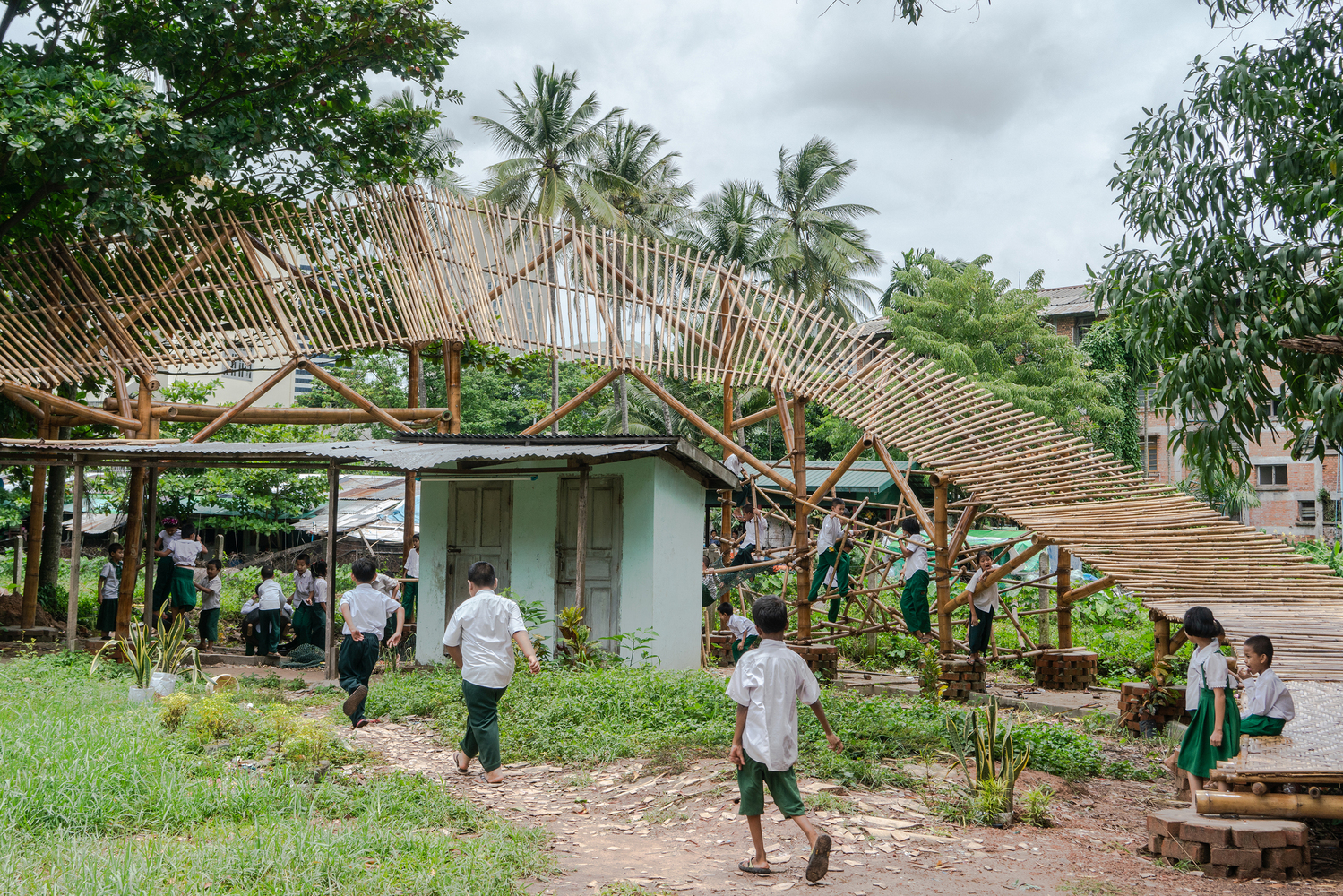 Playgrounds urbanos em evolução: 5 estratégias de design e 31 projetos em todo o mundo