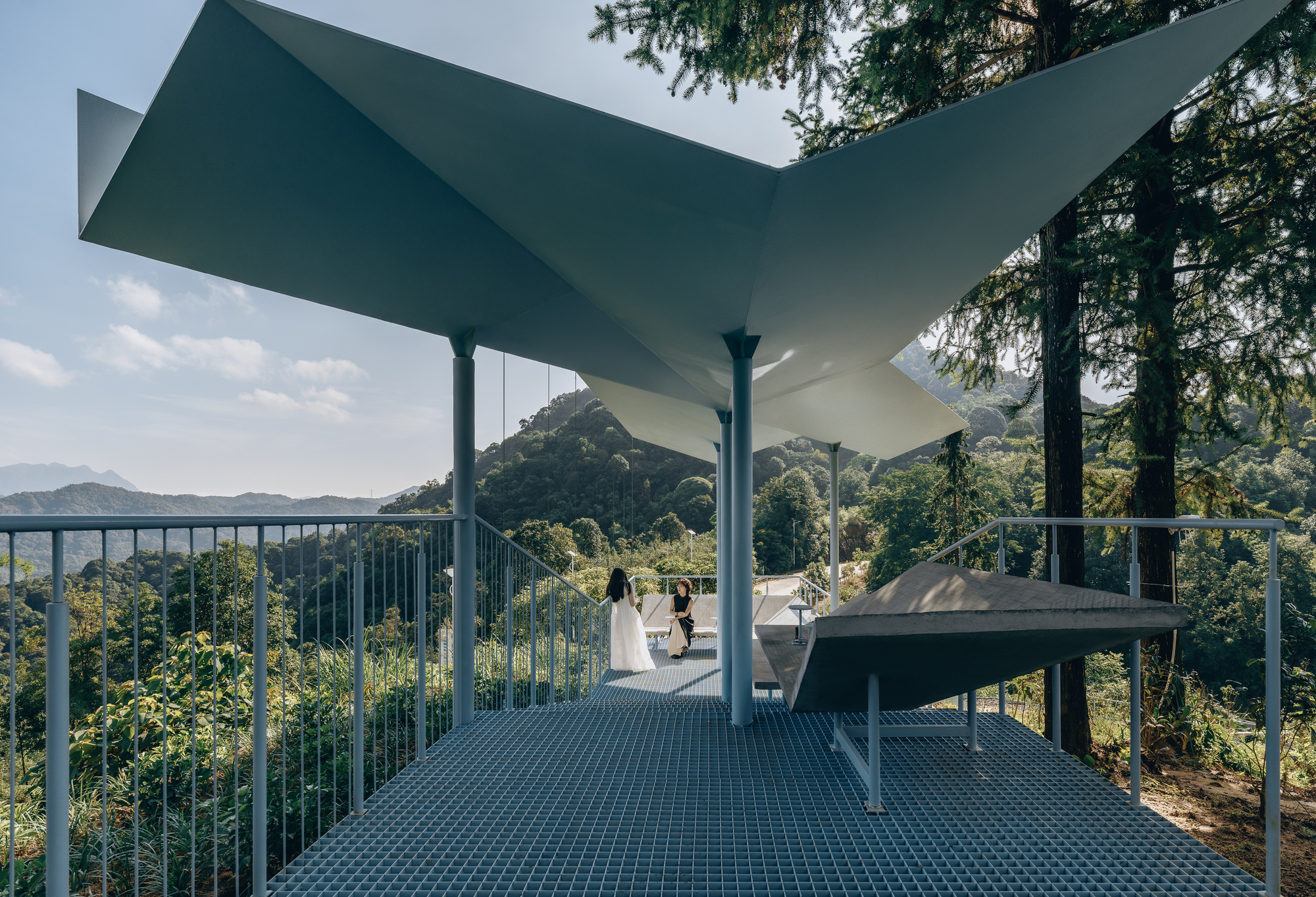 Estação em nuvem de meia montanha / estúdio Qing + Li Nu