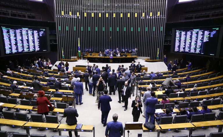 Deputados criticam anúncio dos EUA de tarifa de 50% para as exportações brasileiras