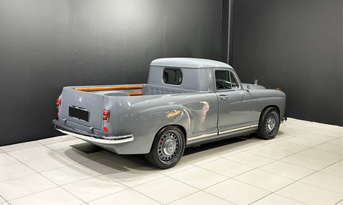 Parece uma rara picape Mercedes W120, mas na verdade é um caminhão AMG A45