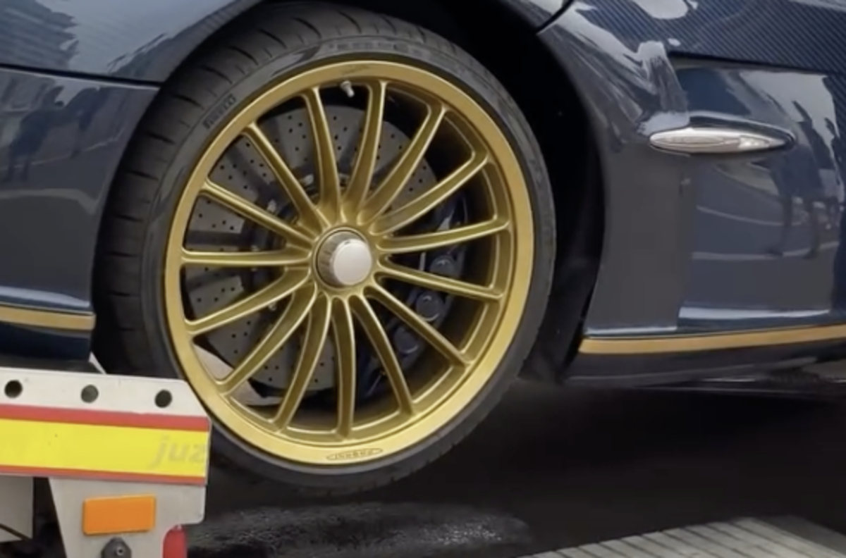 Pagani Huayra Roadster do milionário sofre um desastre de entrega em Mônaco