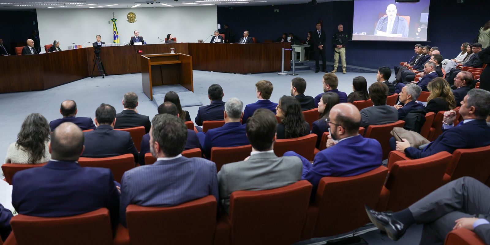 Saiba como foi o 1º dia do julgamento de Bolsonaro e mais sete réus