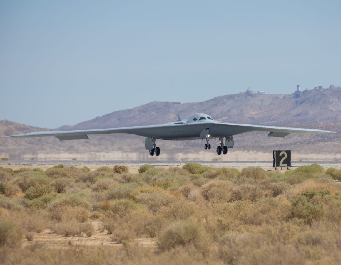 Programa B-21 Raider ganha impulso como o segundo bombardeiro furtivo se junta à Frota de teste Edwards