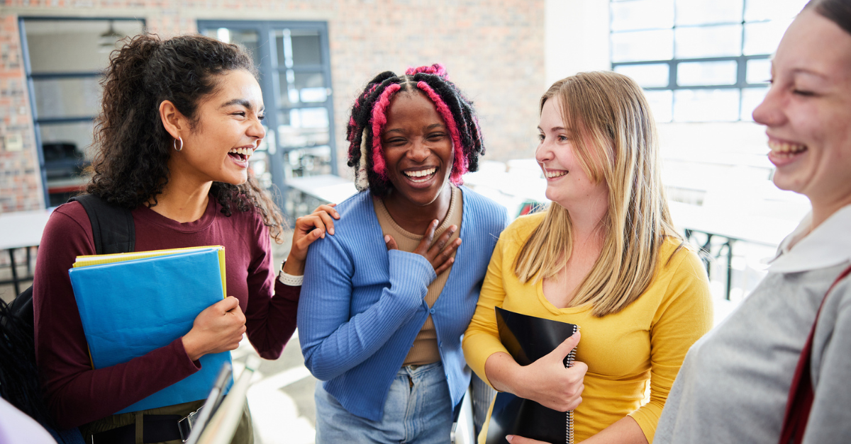 10 maneiras fáceis para crianças e pais permanecerem conectados com os amigos durante o ano letivo