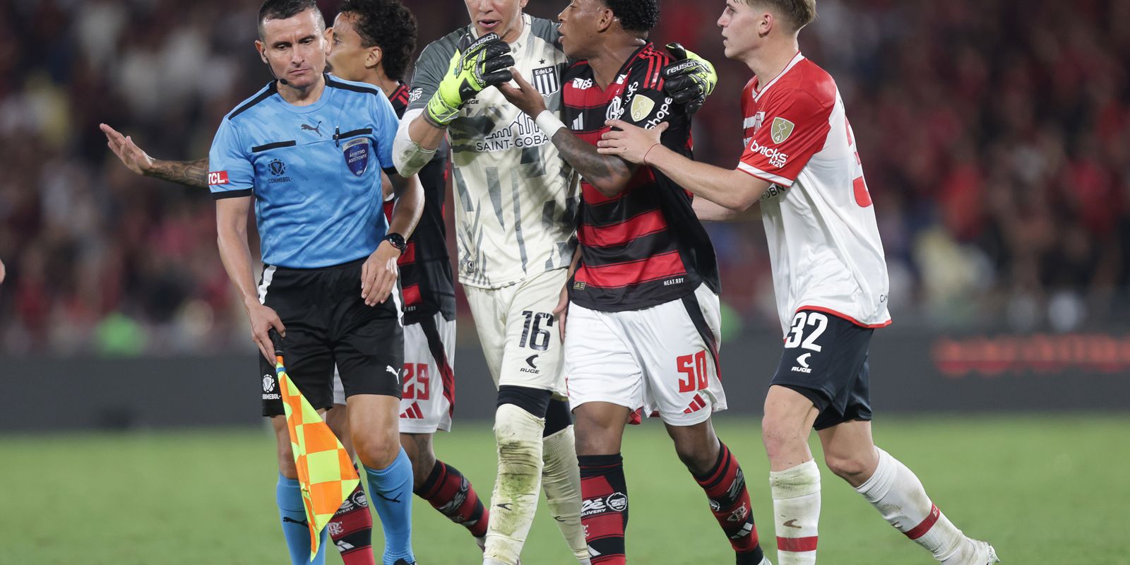 Conmebol anula 2º amarelo e libera Plata para defender o Flamengo