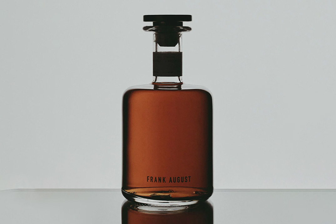 Frank August acabou de provar que você não precisa de uma herança centenária para fazer o melhor bourbon do mundo