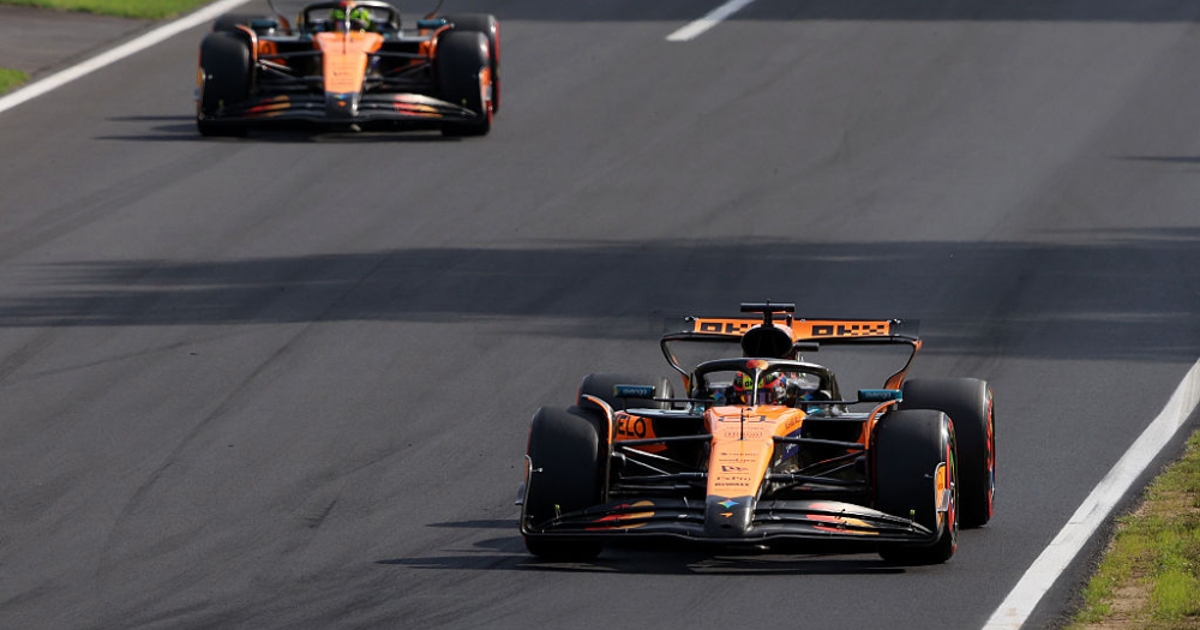 Piastri olhando para o quadro geral em meio a drama de ordens de equipe