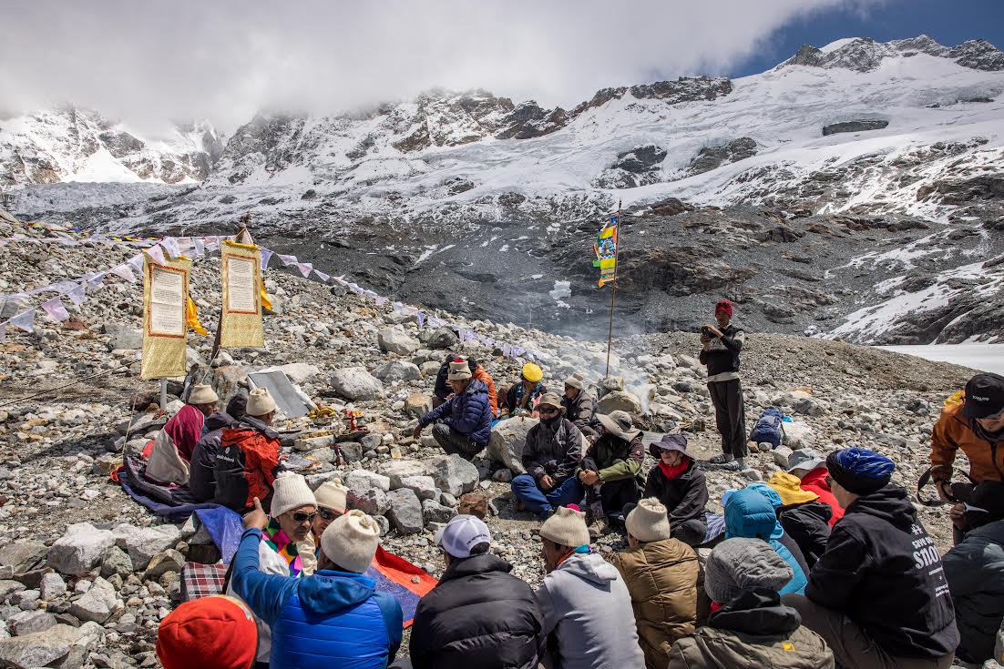 No Nepal, cientistas e líderes espirituais honram uma geleira moribunda – estado do planeta