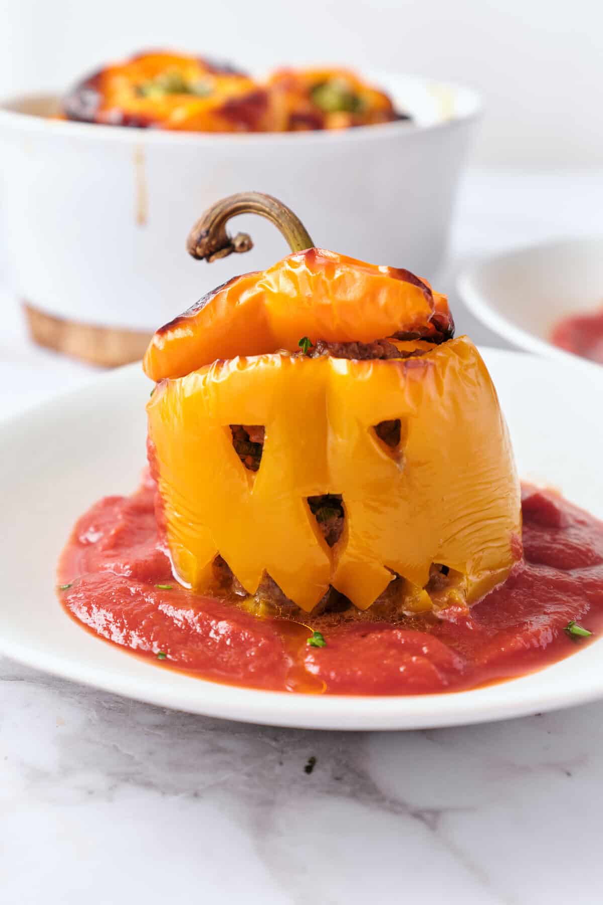 Pimentão recheado de jack-o’-lanterna-fé de fé de alimentos