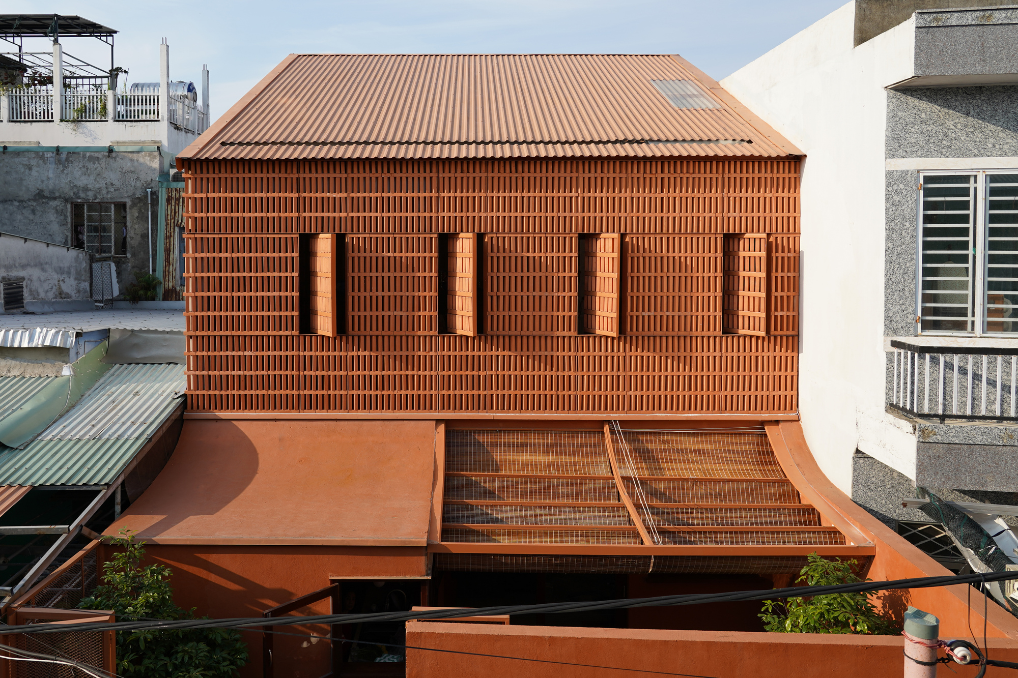 Terracotta Breath House / Live Out Studio