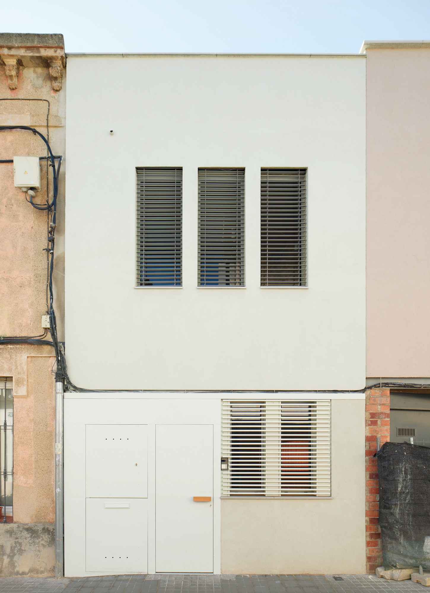 115ARI Casa unifamiliar entre paredes de festas em Sabadell / Vallribera Noray Arquitectes