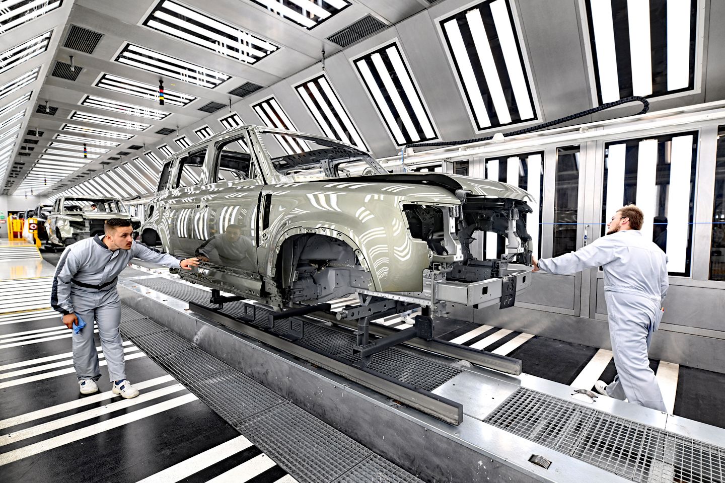 O reinício ‘controlado e faseado’ da JLR começa amanhã