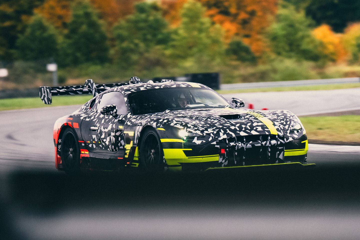 Novo AMG GT Track Sport quebra cobertura