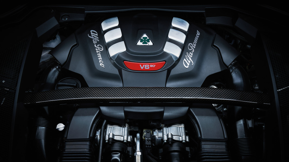 Alfa Romeo está revivendo desesperadamente o Quadrifoglio V6 para manter vivos os idosos Giulia e Stelvio