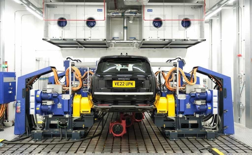 Última fábrica da Jaguar Land Rover reinicia após ataque cibernético