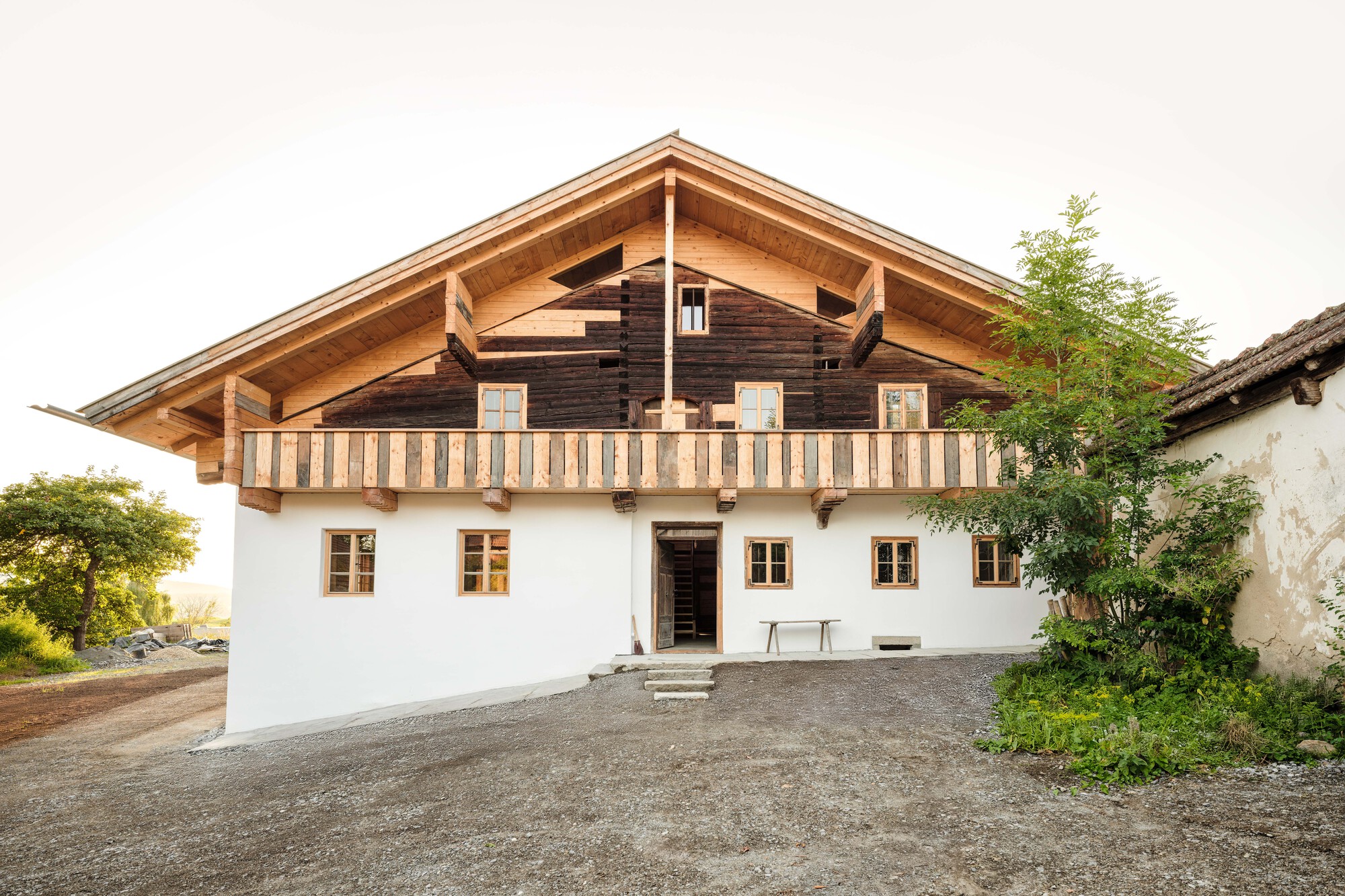 Casa com um telhado elevado / maximiliano Hartinger Architekt