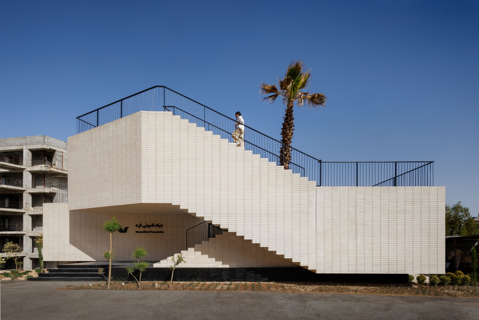 Edifício de escritórios do dormitório Samian / Ashari Architects