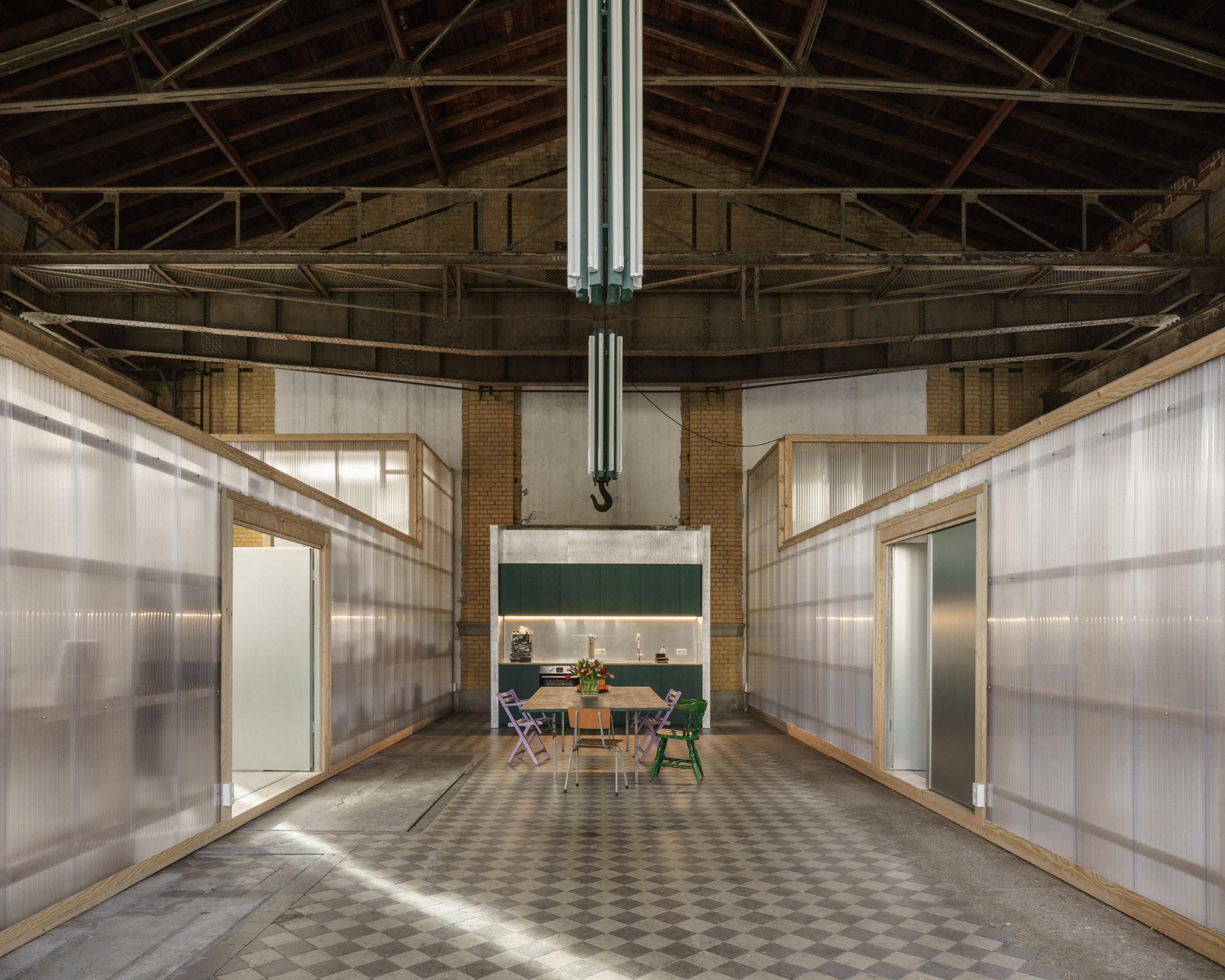 Renovação do Salão de Máquinas para Oficina e Espaço de Escritório / KO/OK Architektur