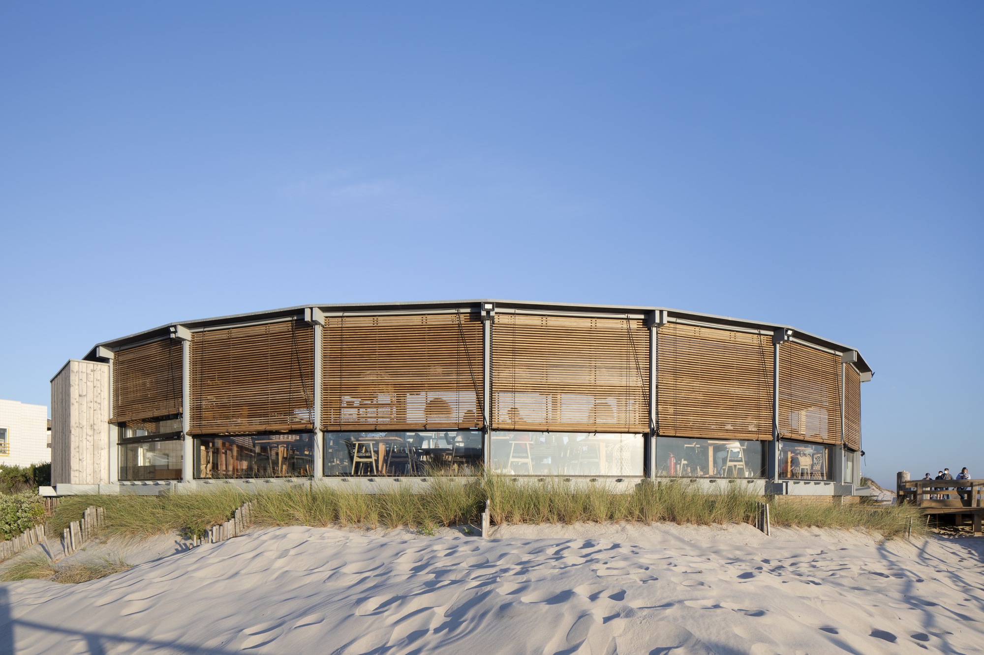 Sétimo Ano de Praia Beach Support Facility / Lousinha Arquitectos