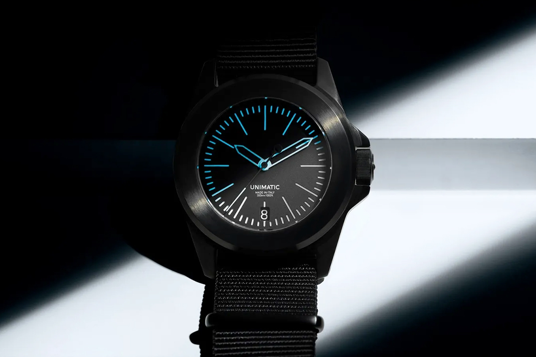 O Unimatic fica o modo integral furtivo com o U4-BLB totalmente preto