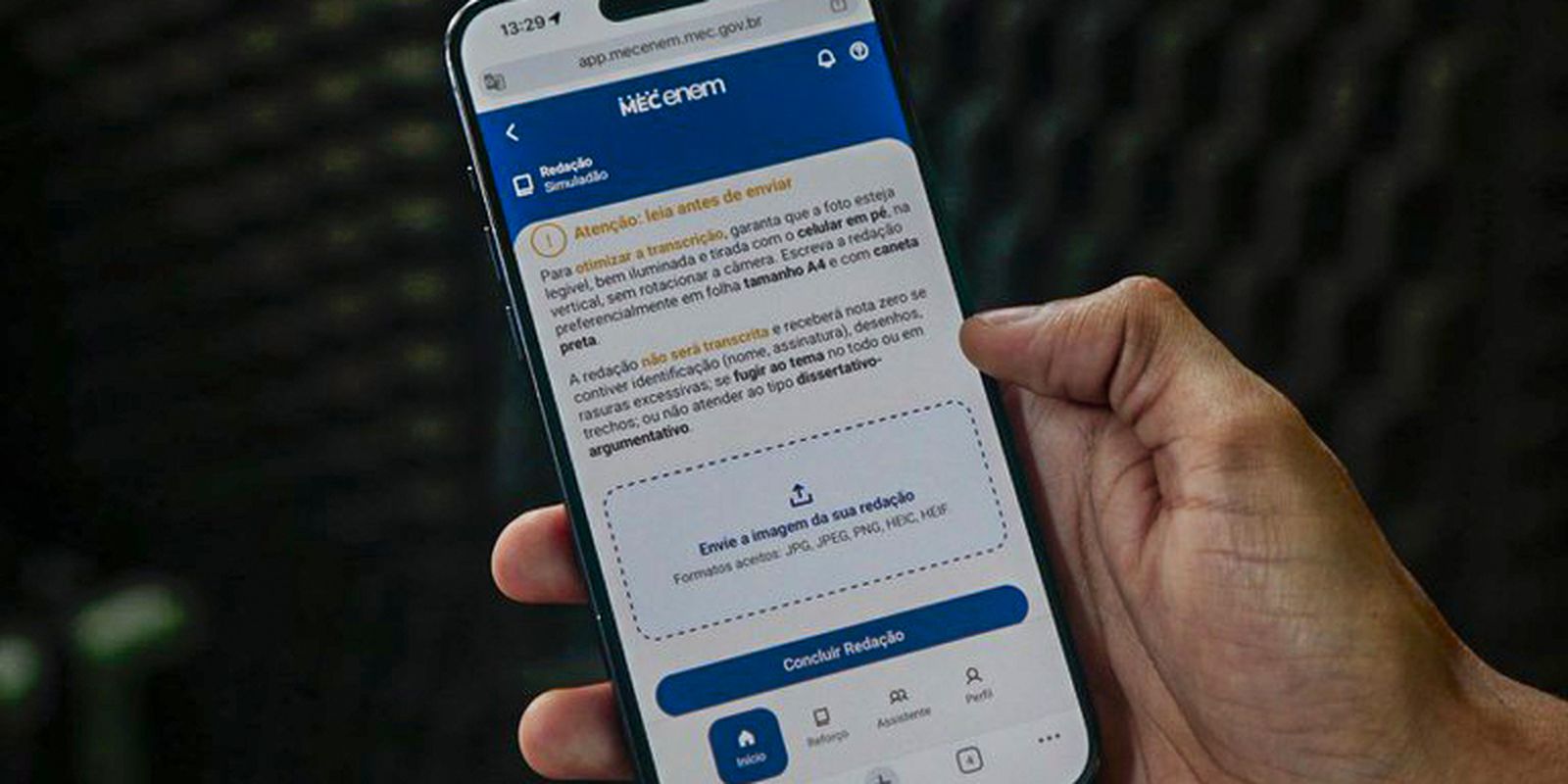 Enem: aplicativo do MEC traz simulados e correção de redações
