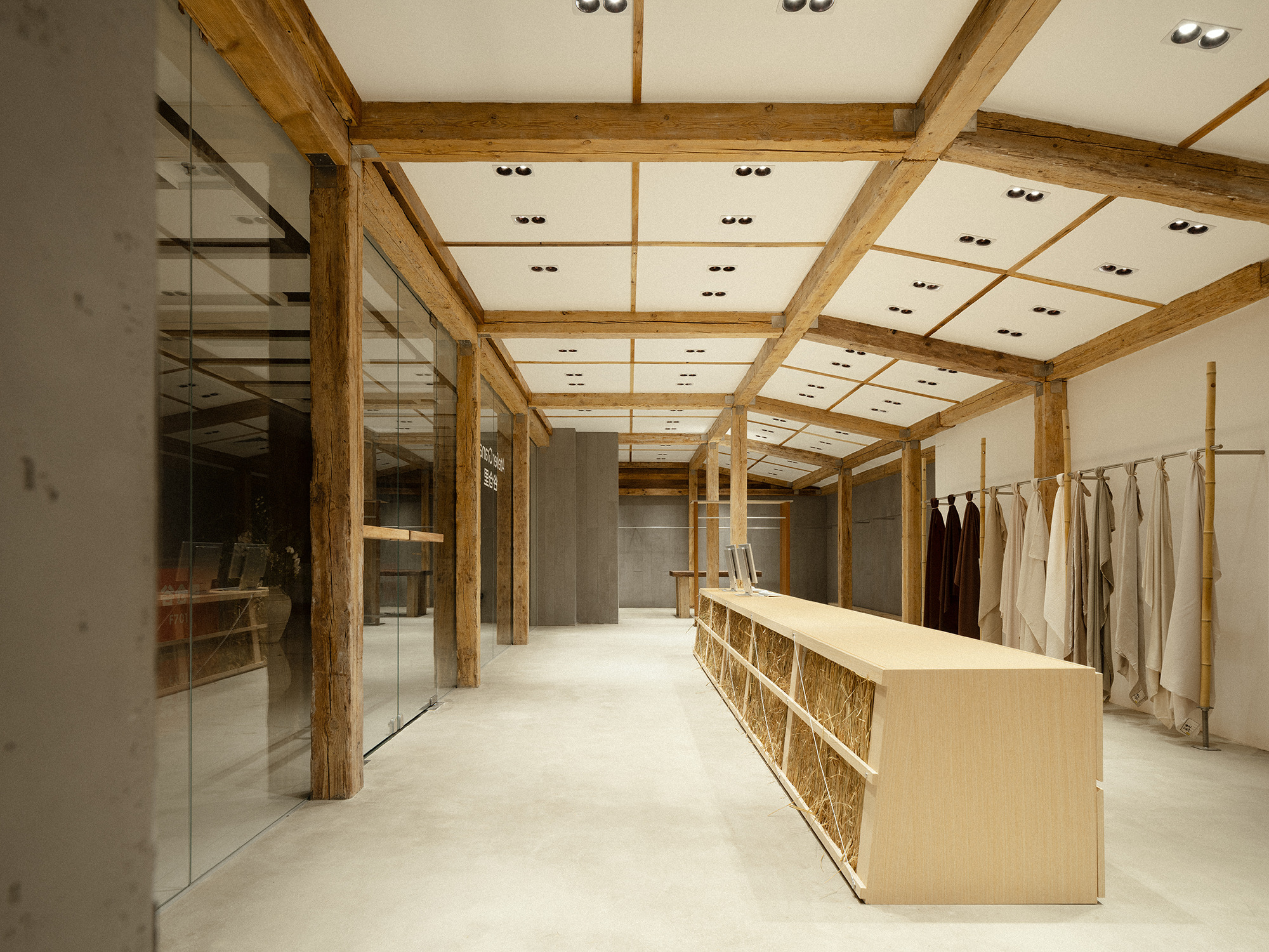 Interior do celeiro / Design desconhecido