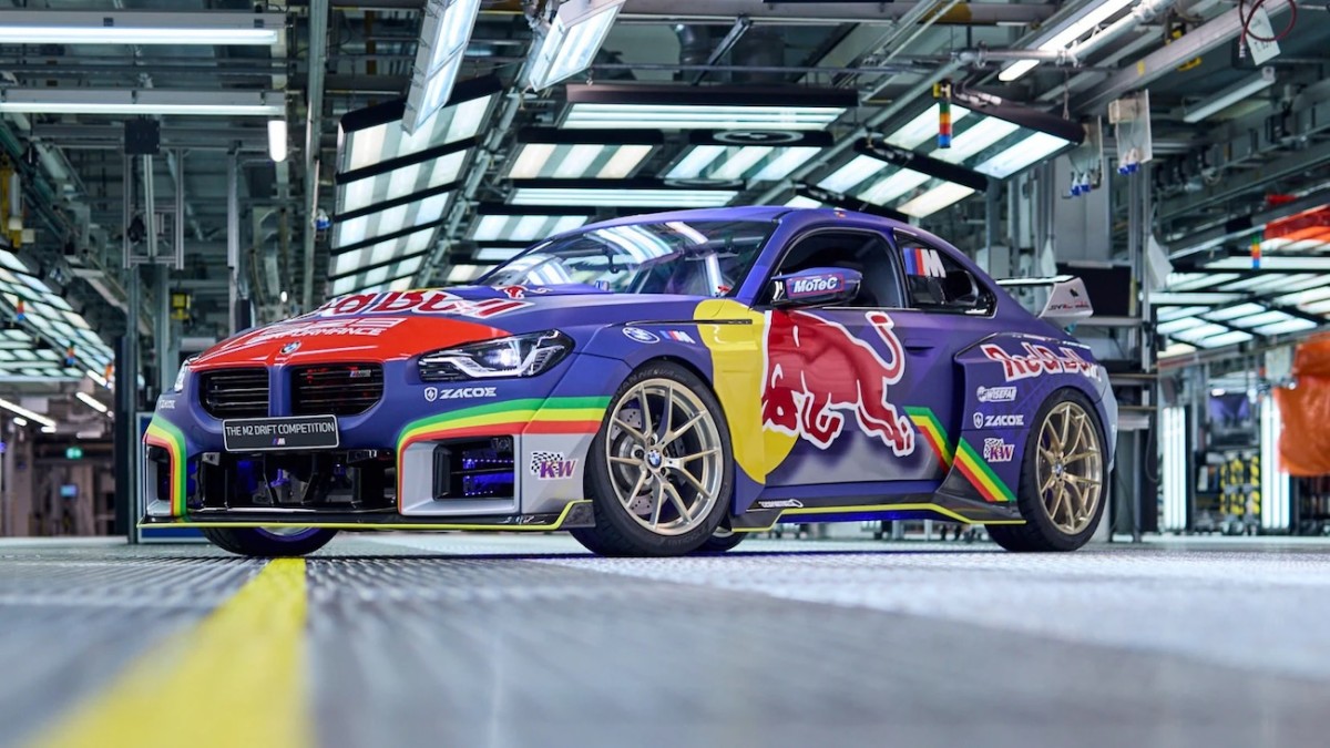 ASSISTA: BMW M2 Drift Car de 1.100 HP fica cheio de Hoonigan dentro da fábrica de Munique