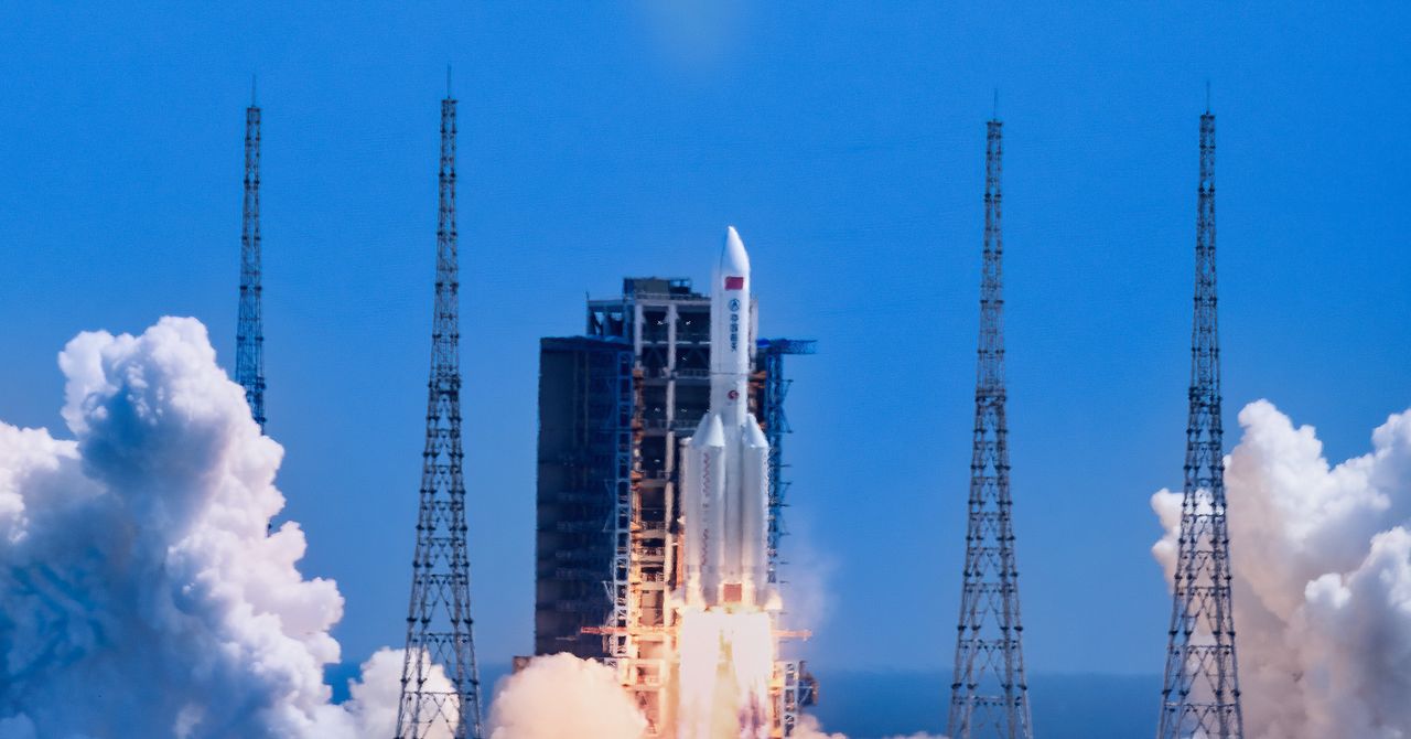 Tirar esses 50 objetos da órbita cortaria o perigo do lixo espacial ao meio