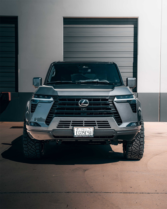 Lexus GX 550 levantado parece pronto para enfrentar o Defender