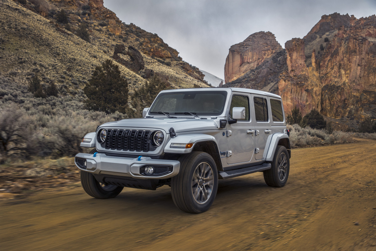 SUVs Jeep híbridos enfrentam mais um recall de motores autodestrutivos