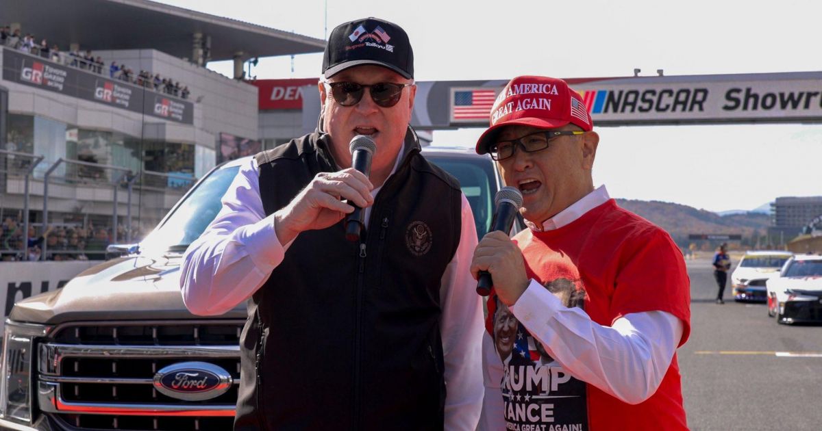 Presidente da Toyota usa chapéu MAGA e camiseta Trump em comemoração americana