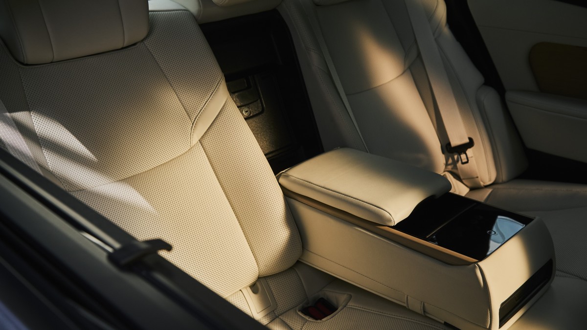 Primeira olhada no Lexus ES 2026 com design mais elegante e motores híbridos EV