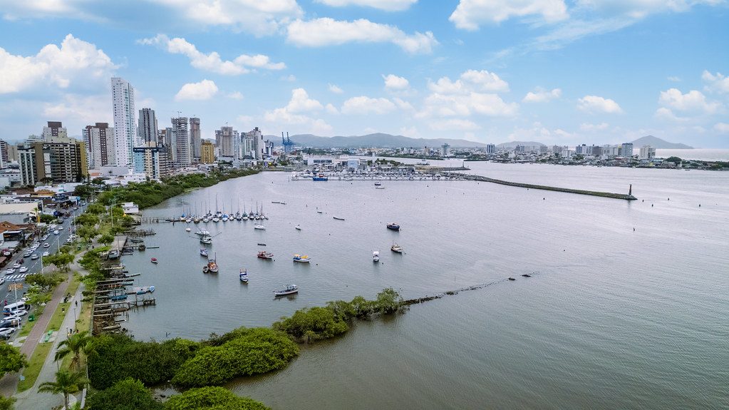 Com mais de 617 mil visitantes em 10 meses, turismo internacional cresce 60% em Santa Catarina em 2025
