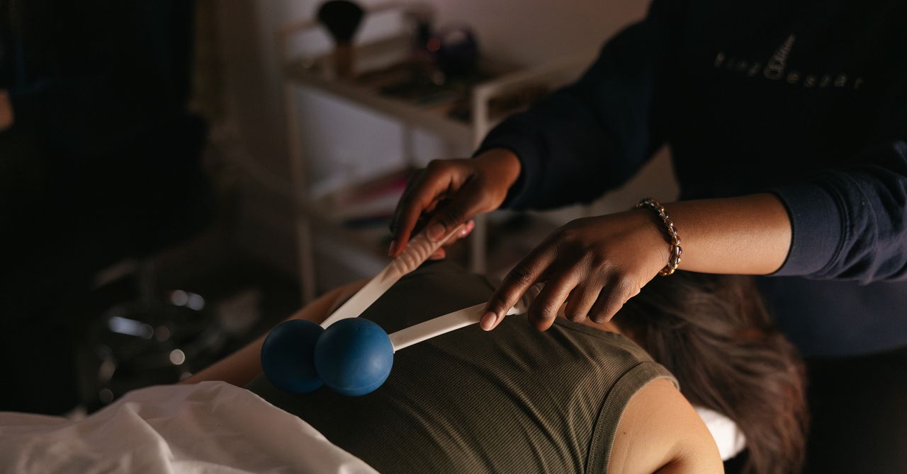 Verificações de piolhos, artesanato e ser tocado por estranhos: dentro de um spa ASMR de dramatização