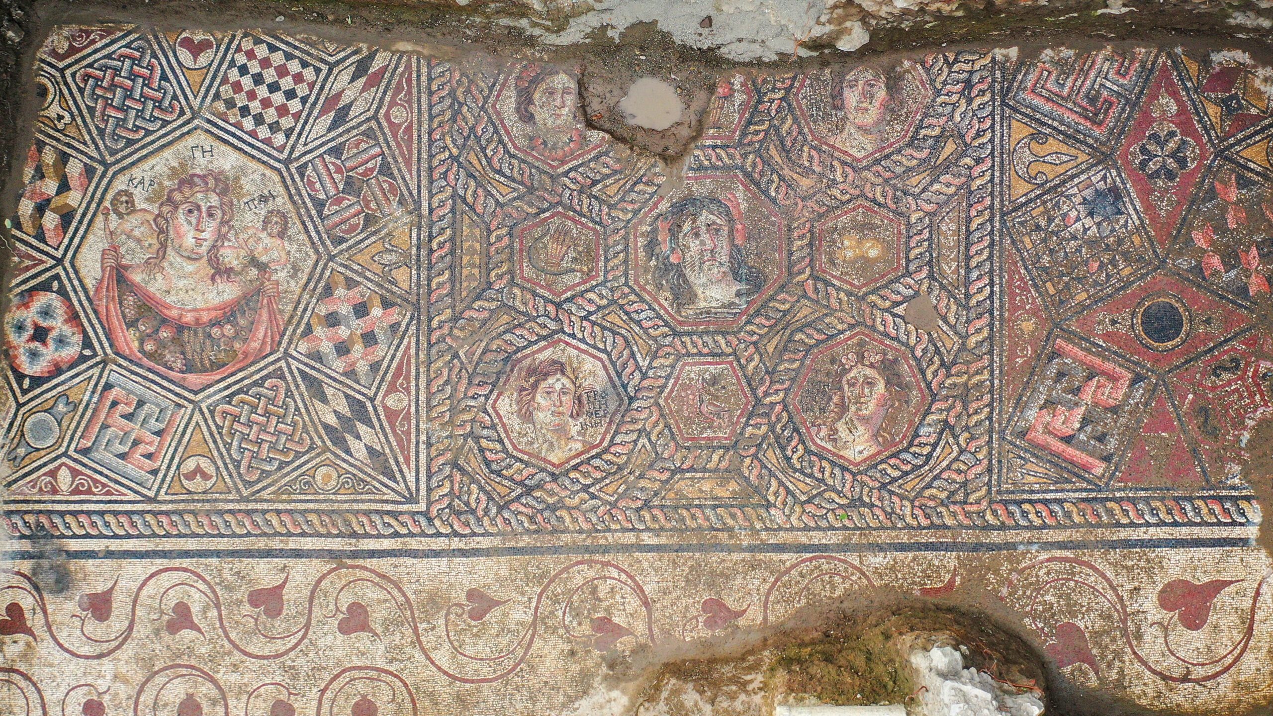 Mosaico com lago personificado usando grampos de cabelo em forma de garra de caranguejo encontrados na Turquia – The History Blog