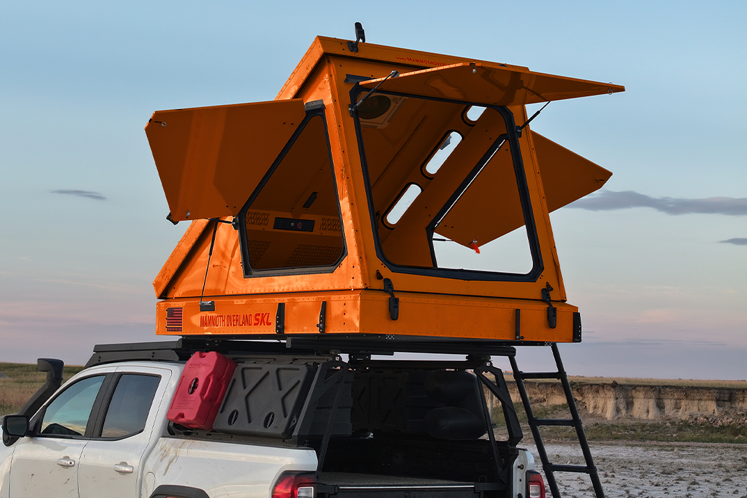 A primeira barraca na cobertura do Mammoth é um abrigo monocoque de alumínio construído como um avião